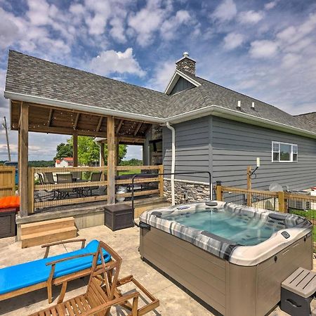 Chic Williamstown Retreat With Pool And Hot Tub! Villa Екстериор снимка