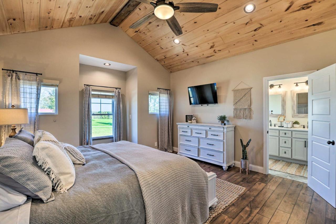 Chic Williamstown Retreat With Pool And Hot Tub! Villa Екстериор снимка