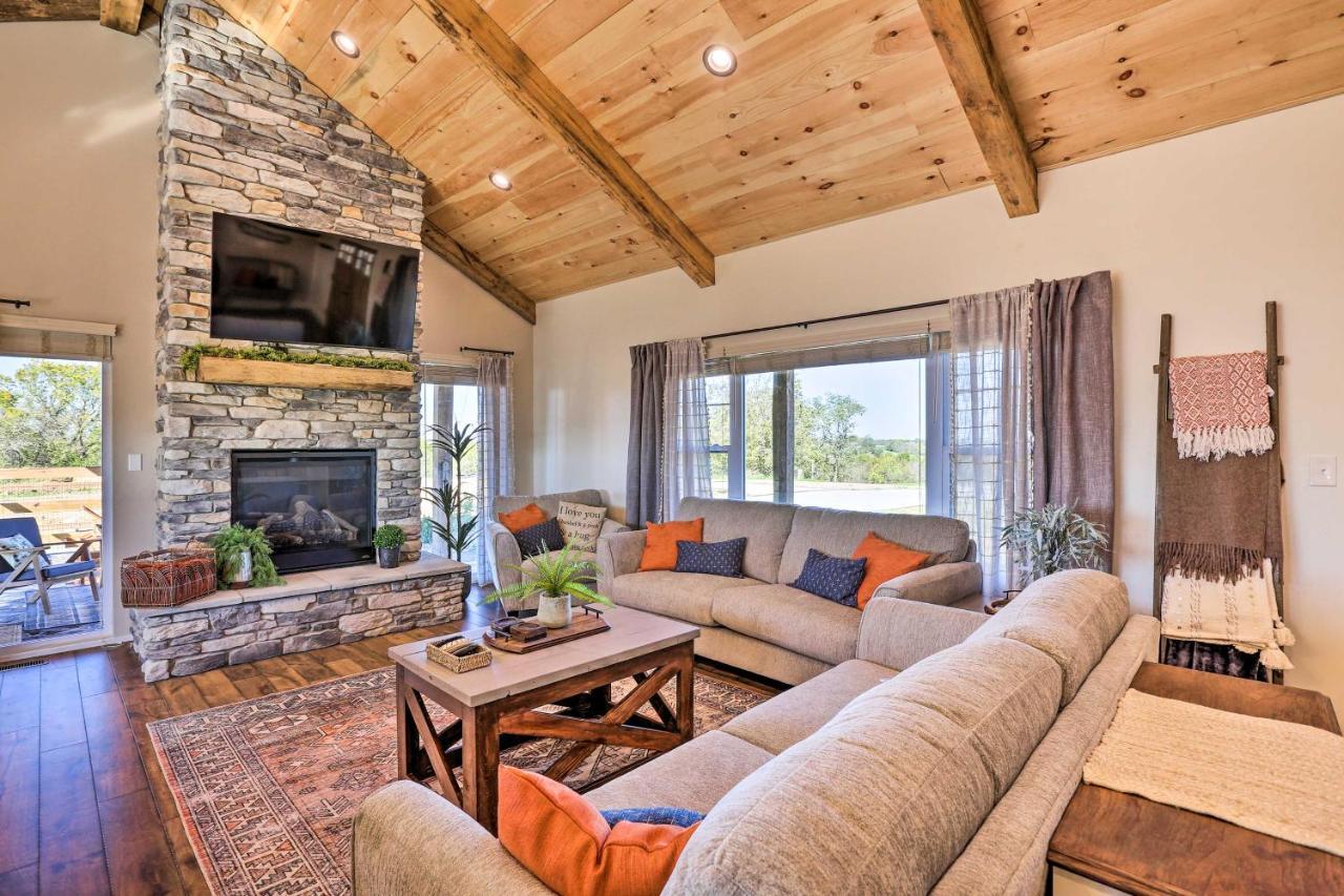 Chic Williamstown Retreat With Pool And Hot Tub! Villa Екстериор снимка