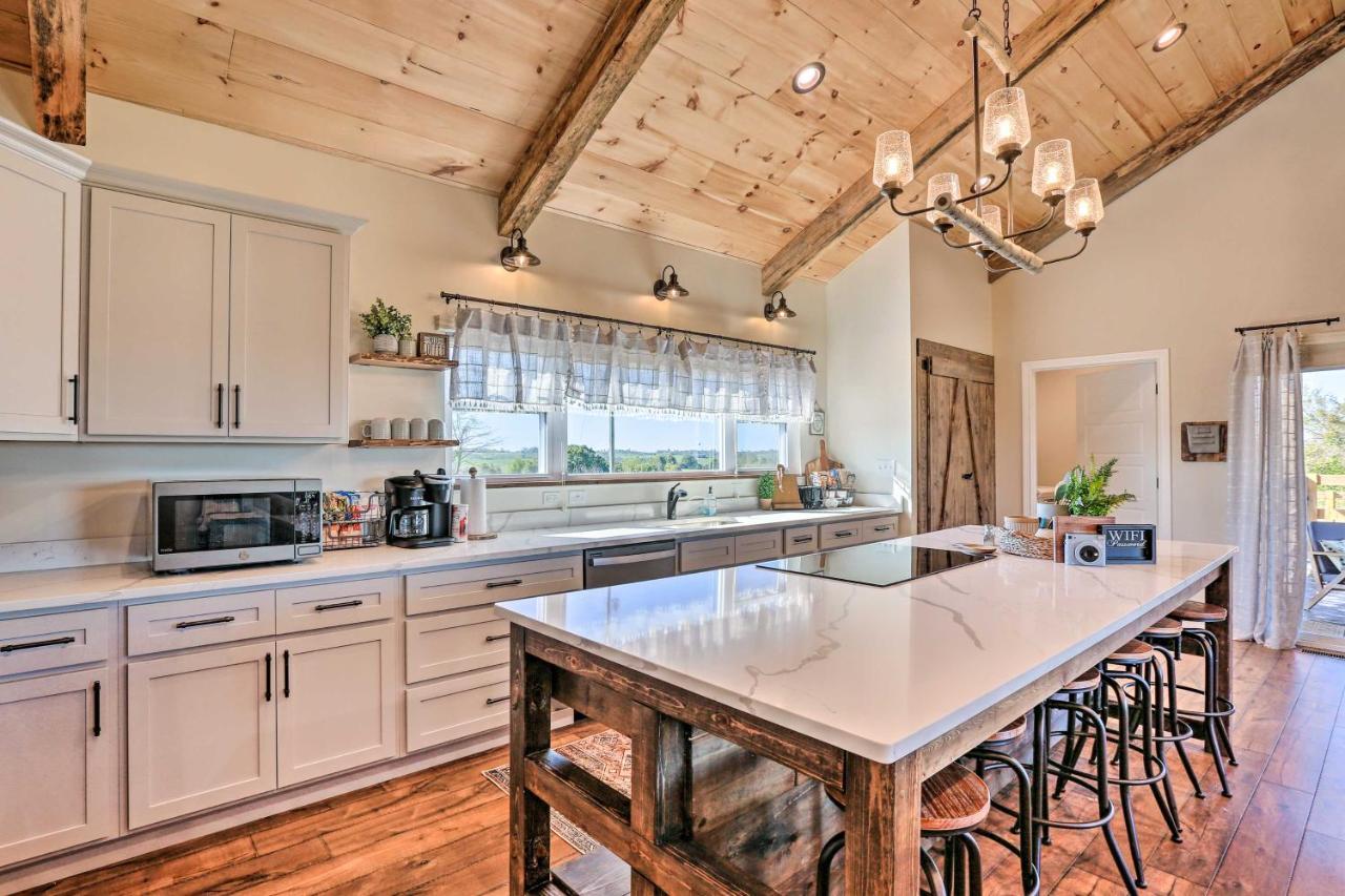 Chic Williamstown Retreat With Pool And Hot Tub! Villa Екстериор снимка