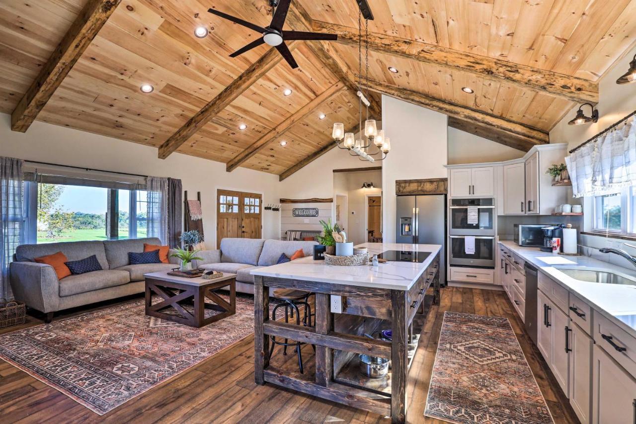 Chic Williamstown Retreat With Pool And Hot Tub! Villa Екстериор снимка